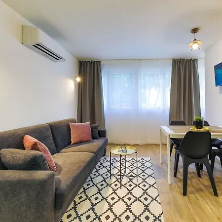 Onesta Apartment Split
