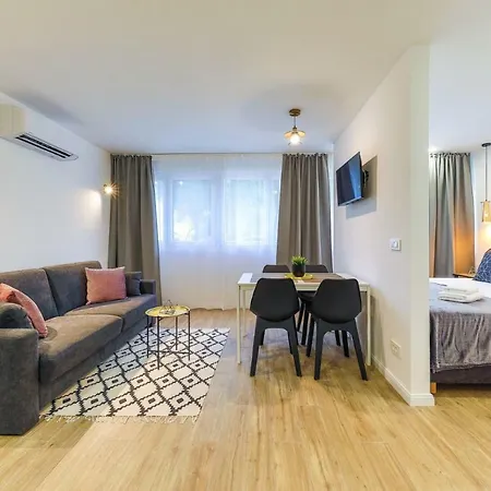Onesta Apartment *