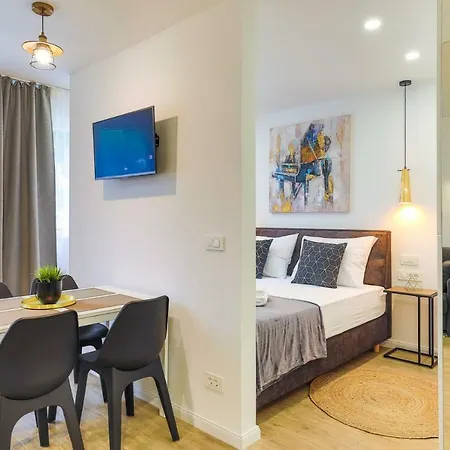 Onesta Apartment Split
